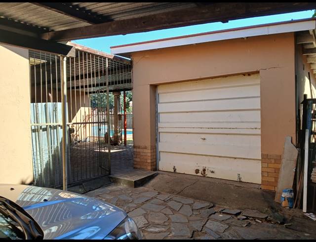 3 BEDROOM HOUSE FOR SALE IN OOS EINDE